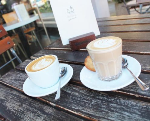 Cafe Hinz und Kunz in Köln Lindenthal stellt ihren Cappuccino und Cortado vor.