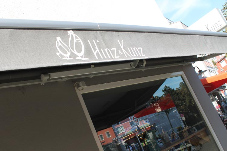 Die Markise ist im Cafe Hinz und Kunz Köln Lindenthal angebracht.